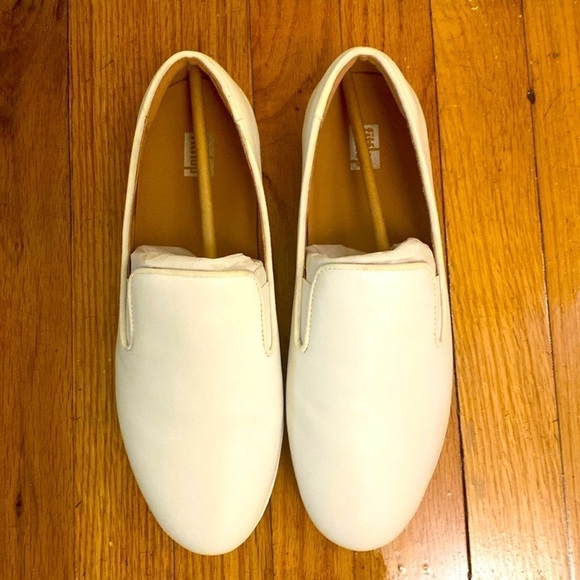 Beautiful Fitflop optic white leathersneaker/loafer. Size 7.5.NWT in Box. - Picture 3 of 7
